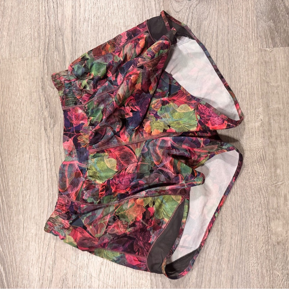 Lululemon hotty hot size 8 rare low rise 4” inseam Colorful Women's Shorts